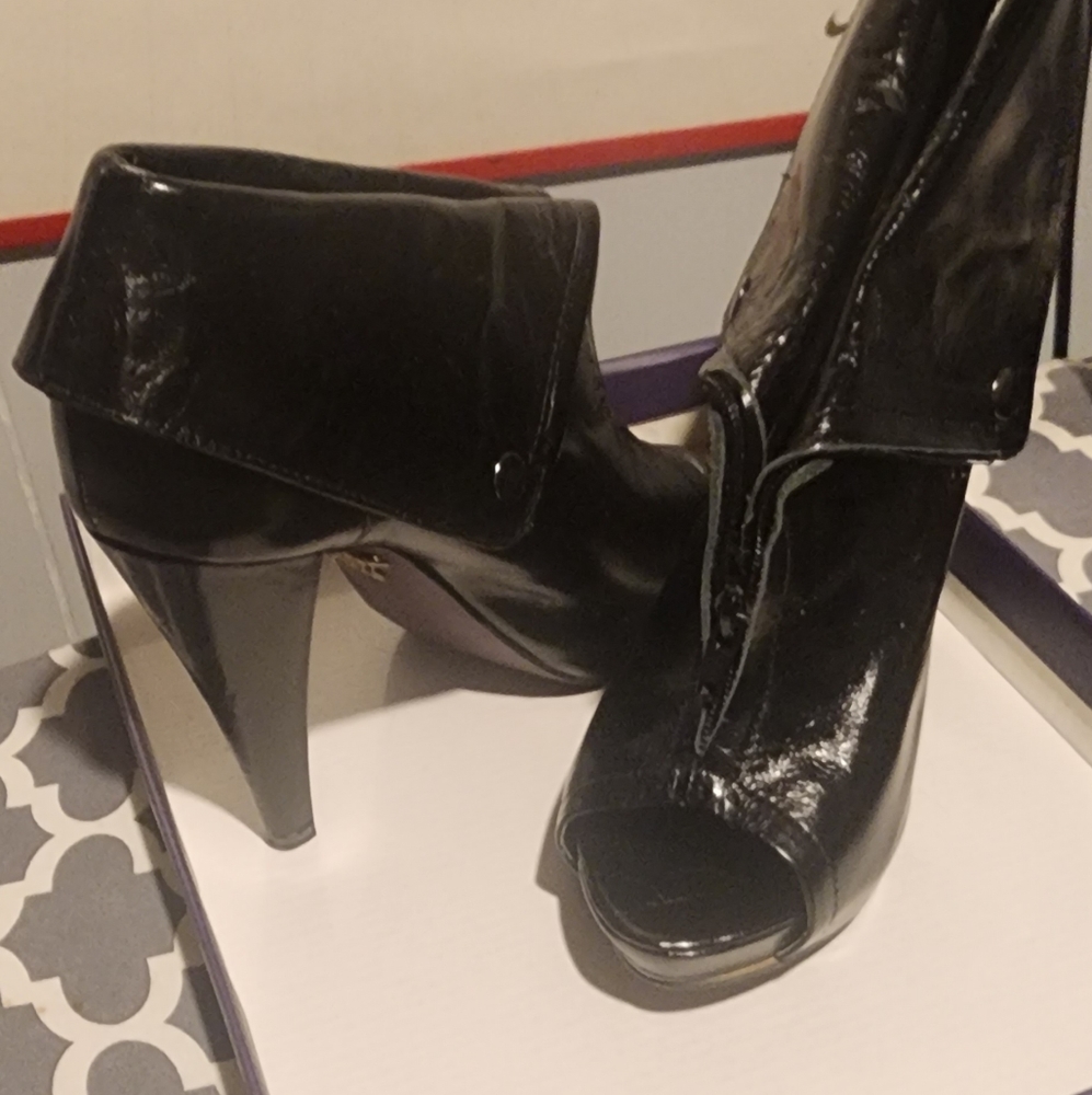 Fergie ankle open toe shoes heels black leather with box